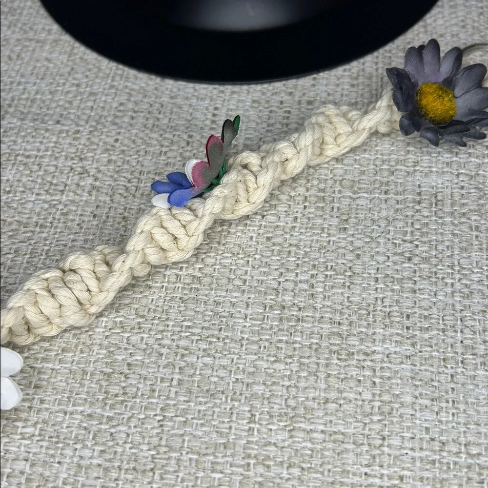 Handmade Macrame Daisy Key Chain - Picture 4 of 8